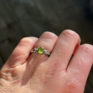 Women’s Size 7 Elegant Sterling Silver Peridot Ring
